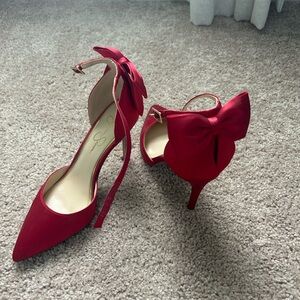 Red pumps with bow